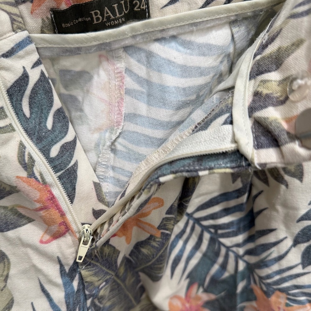 🧡 5 for $25! Balu High-Waist Tropical Pleated Shorts in Cream Floral - Picture 5 of 6